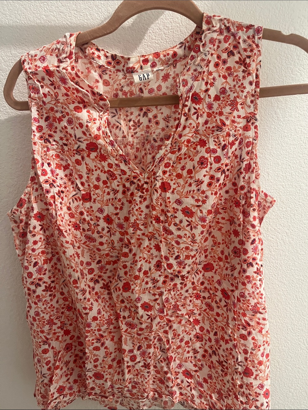 GAP Red Floral V-Neck Sleeveless Top L